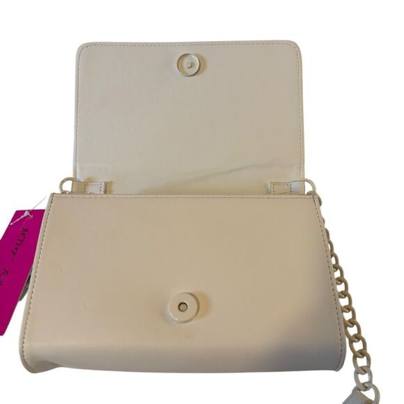Adorable Betsy Johnson Off-White Crossbody w/ Red Heart Tacs. - Picture 7 of 8